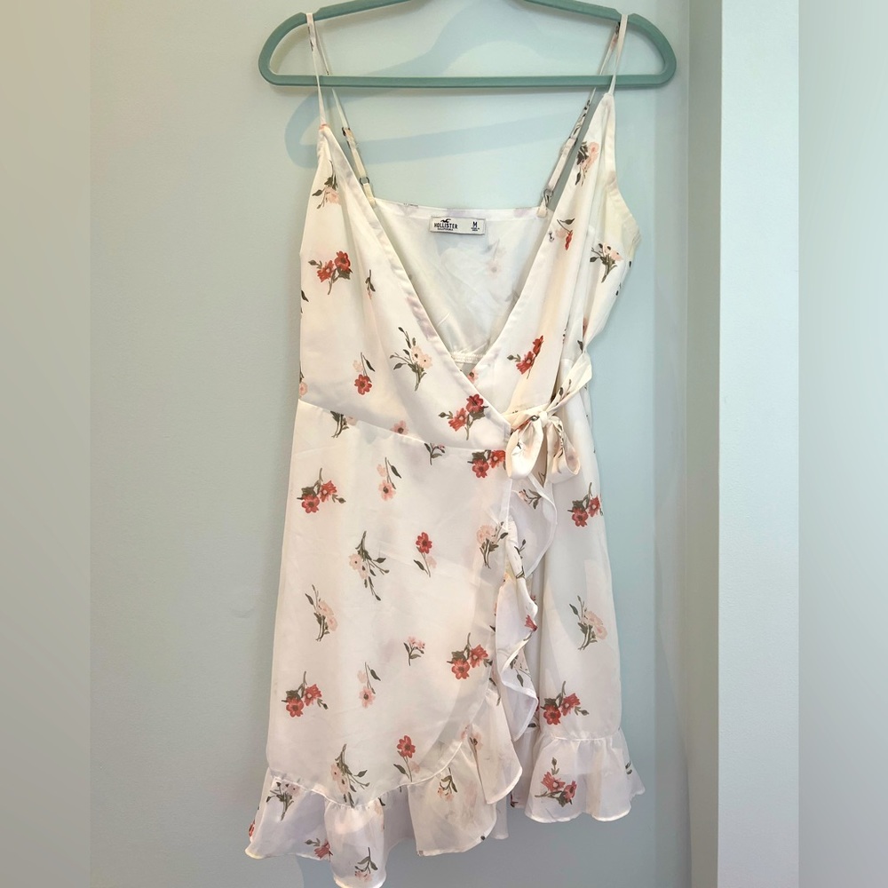 Hollister tied spaghetti strap dress. With floral flower print.